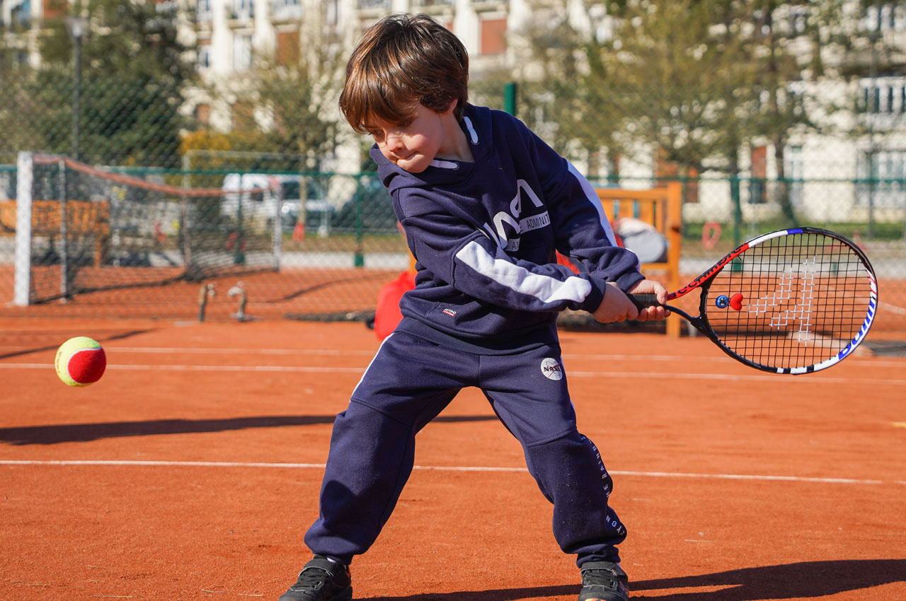 Trouver un club de tennis pour son enfant à Paris